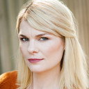 Holly Hargreaves als Mrs. Smith