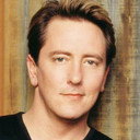 John Dye als Det. Adam Sanders