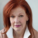 Gwen Hughes als FSP Assistant Warden