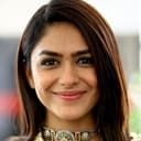 Mrunal Thakur als Veda