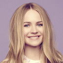 Britt Robertson als Carrie