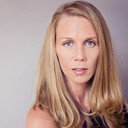 Tracey de Leon als Aunt Angela Butcher