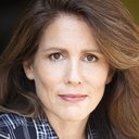 Alyssa Bresnahan als Elaine