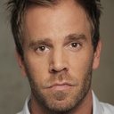 Dominic Boeer als Receptionist