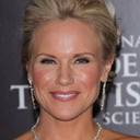 Beth Chamberlin als Stewardess