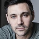 Liam Garrigan als Reggie Nigri