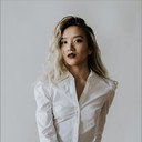 Julie Phan als Honey/Iris
