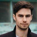 Dyfan Dwyfor als Leigh Bennett