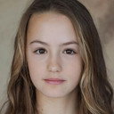 Amelie Bea Smith als Flora Wingrave