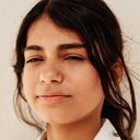 Rojina Esmaeili als Negin
