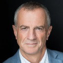 Angus Stewart als Music Director