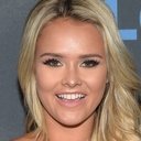 Kinsey Wolanski als Annie
