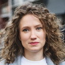 Héléna Sadowy als Guichetière Poste