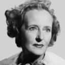 Mary Merrall als Miss Wyvern, a School Mistress