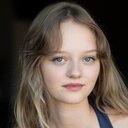 Ivy George als Little Girl 1