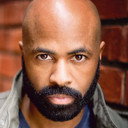 Fred Thomas Jr. als Detective Caine