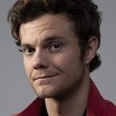 Jack Quaid als Evan