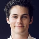 Dylan O'Brien als Simon Tarnum