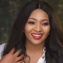 Lilian Esoro als Pretty Secretary