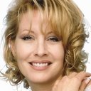 Linda Kozlowski als Miss Forsythe
