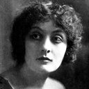 Marin Sais als Olga Orczy