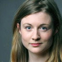 Emma Hiddleston als Badge