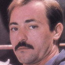 Michael Charles als Detective in Restaurant