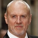 Alan Dale als Dr. Sanders