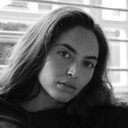 Hinda Ferjani als Senza