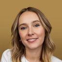 Rose Ayling-Ellis als Charlotte