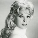 Grace Lee Whitney als Queenie's Broad (uncredited)