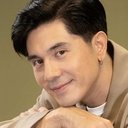 Paulo Avelino als Tony Javier