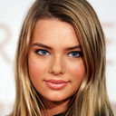 Indiana Evans als Isabel "Bella" Hartley