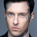 Brandy Row als Tattoo parlor owner