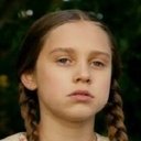 Mathilda Adamik als Hanna Reich / Enkelin Nina