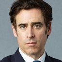 Stephen Mangan als Dr. Clement Aitken