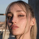 Aitana Batres als Asistenta