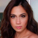 Diana Zubiri als Elsa Cervantes-Almeda