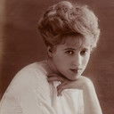 Jeanne Provost als La tante Aurore