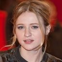 Christa Théret als Déa