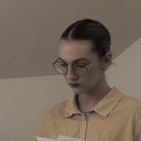 Ágota Mikulcza als Receptionist/assistant