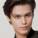 Drei Sugay als Kenneth Lacey