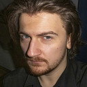 Martin Caine als Prowadzący