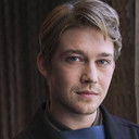 Joe Alwyn als Bob Cratchit