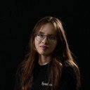 Diana Caballero als Policía / Guitarrista / Cavernícola / Pasajera
