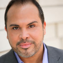 Eliseo Román als Singer