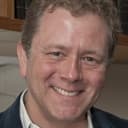 Jon Culshaw als Tom Baker (voice)