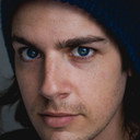 Jon Risinger als Game Show Host