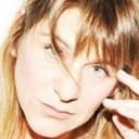 Emilia Mazer als Sarah Grecco