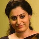 Meera Nair als Julie, Edathala Babu's Wife